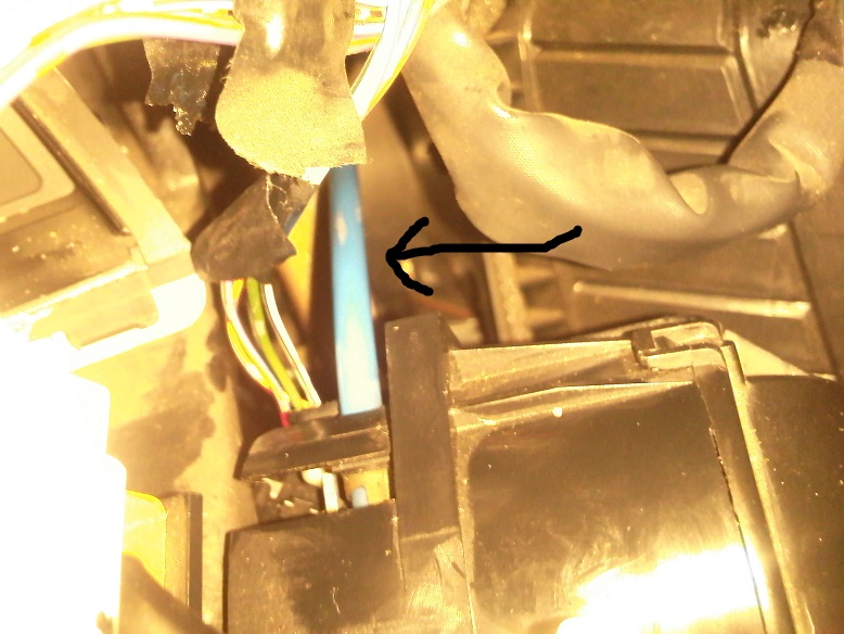 Въпросното жило (синия кабел), който не мога да разбера как да откача. Има винтчета, но за да стигна до тях вече трябва да съм свалил панела Оо