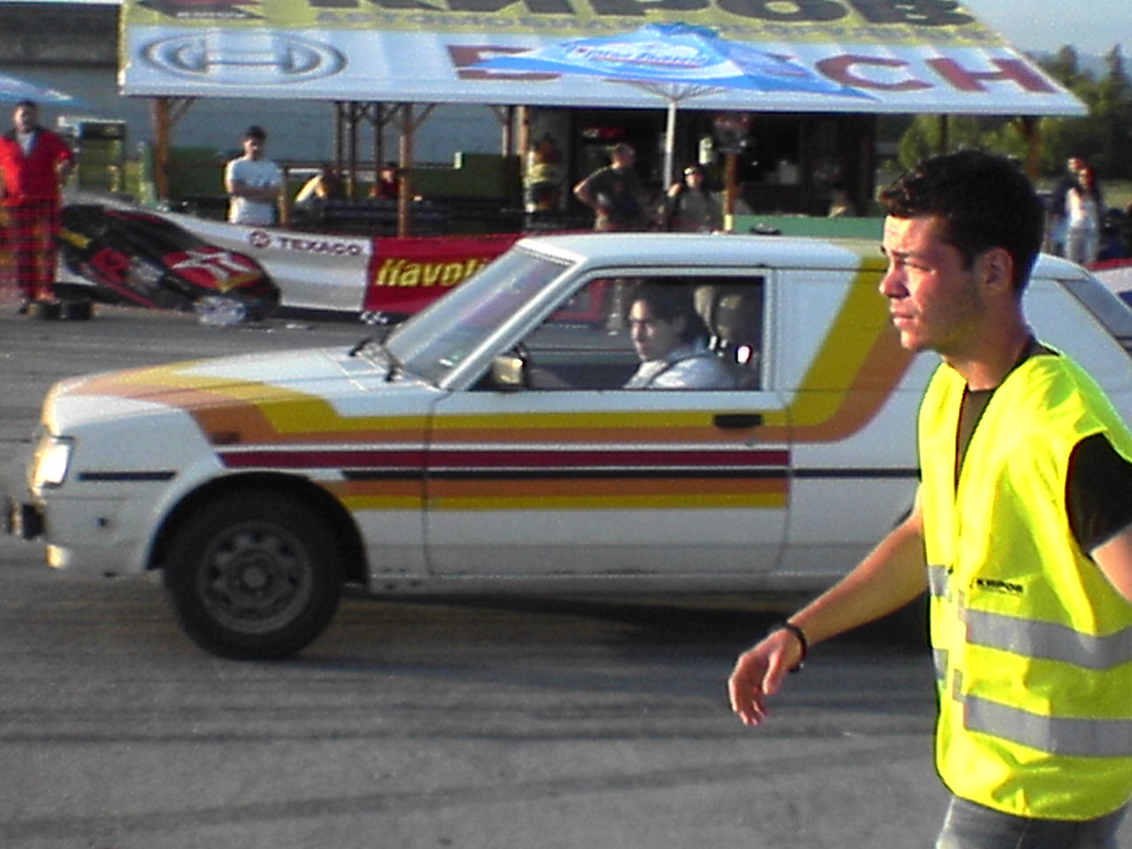 Това не съм аз, а мой приятел, благодарение на когото тази кола е още в движение :-))))