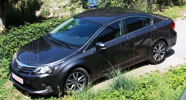 2012-toyota-avensis-facelift-spotted-1.jpg