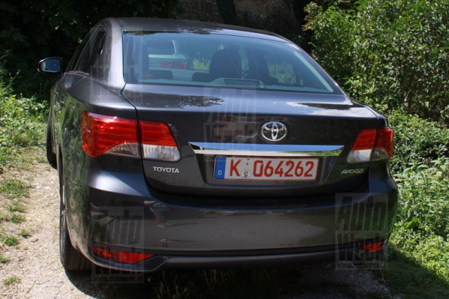 2012-Toyota-Avensis-Facelift-Spy-Shots-2-650x433.jpg