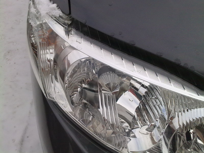 Разликата с нормалния фар е, че капачката на крушката изглежда метална и е по-голяма, засенчва повече и реже изцяло светлинния поток, който би попаднал в долната част на рефлектора и би се отразил нагоре над линията на среза, т.е. би заслепявал.