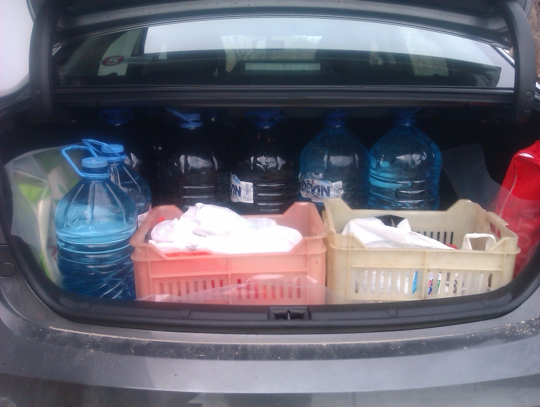 А ето нагледно как да съберем 150-250 литра в багажника, навътре редим по малките 5-7 литрови после по големи и тн, щайгите в случая са само за уплътнение, но може да сложим мезе :) П.С. Прозрачната течност в някой от бутилките не е вода.