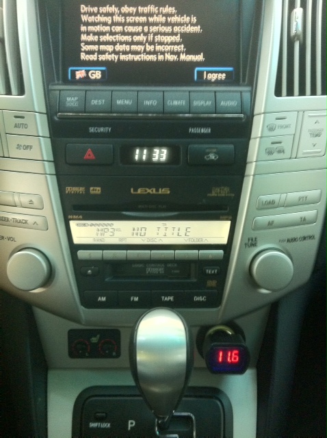 и при изгасен (но с включени радио, нави, клима и т.н.)