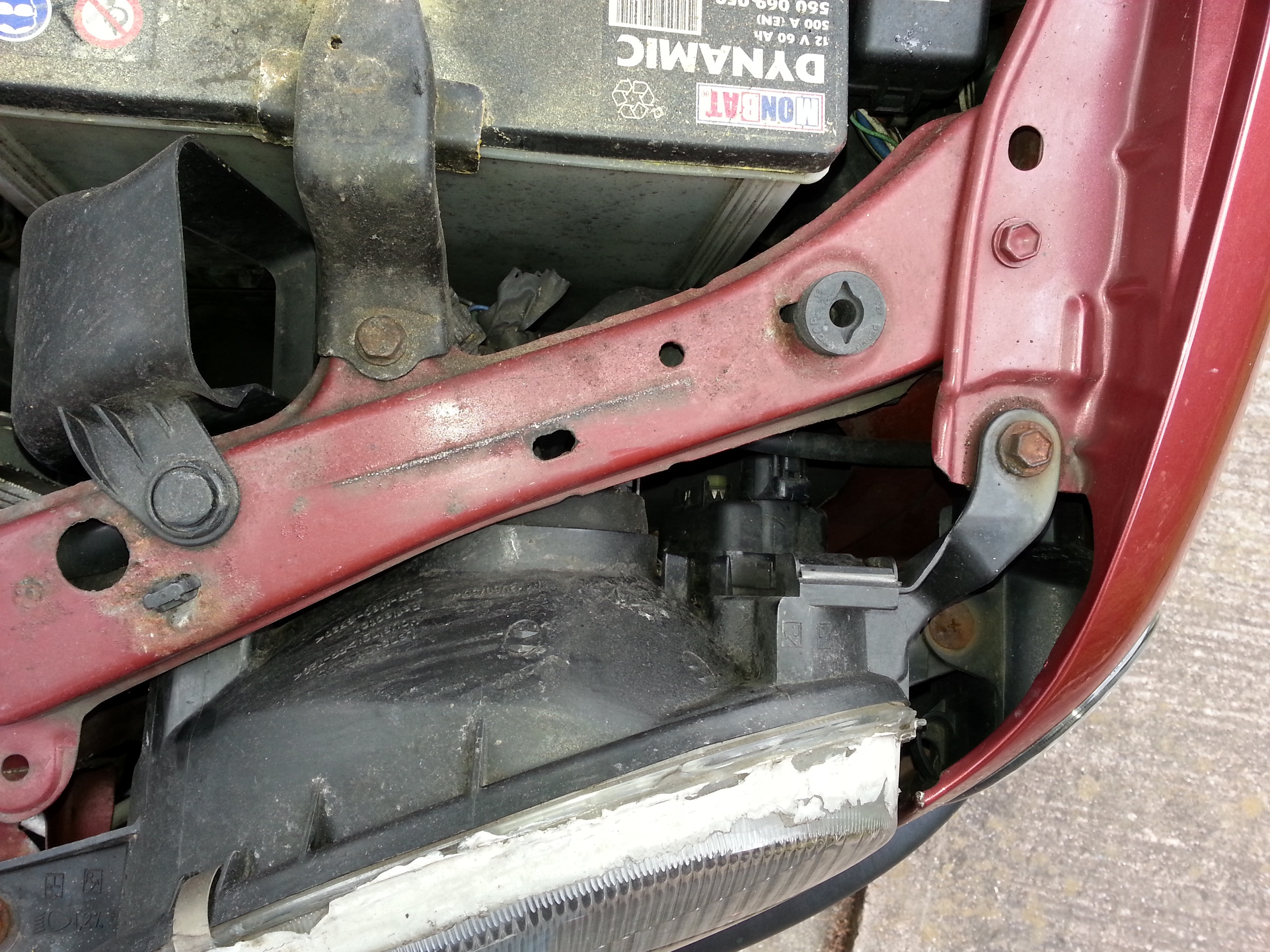 Това е по-общ план, който показва, че и да сваля акумулатора няма да стане, защото има преграда. Не знам дали се вижда, но я има.