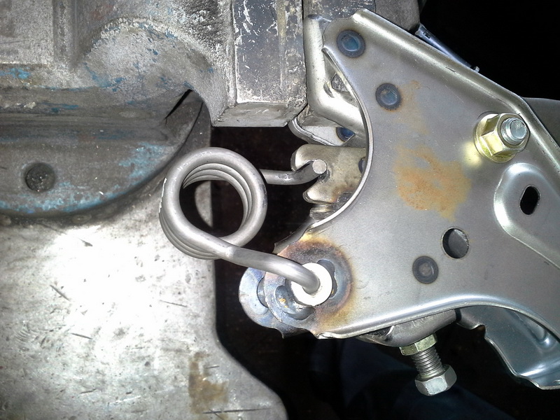 Тук се вижда как пружината просто е заглавена в лоста на педала без да има какво да ограничава аксиалното и движение и съответно се къчеше на където и е удобно.