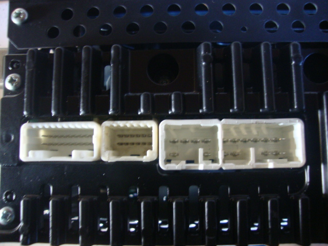 Ето и задната страна, конектора най в ляво е 20 пиновия който ни трябва