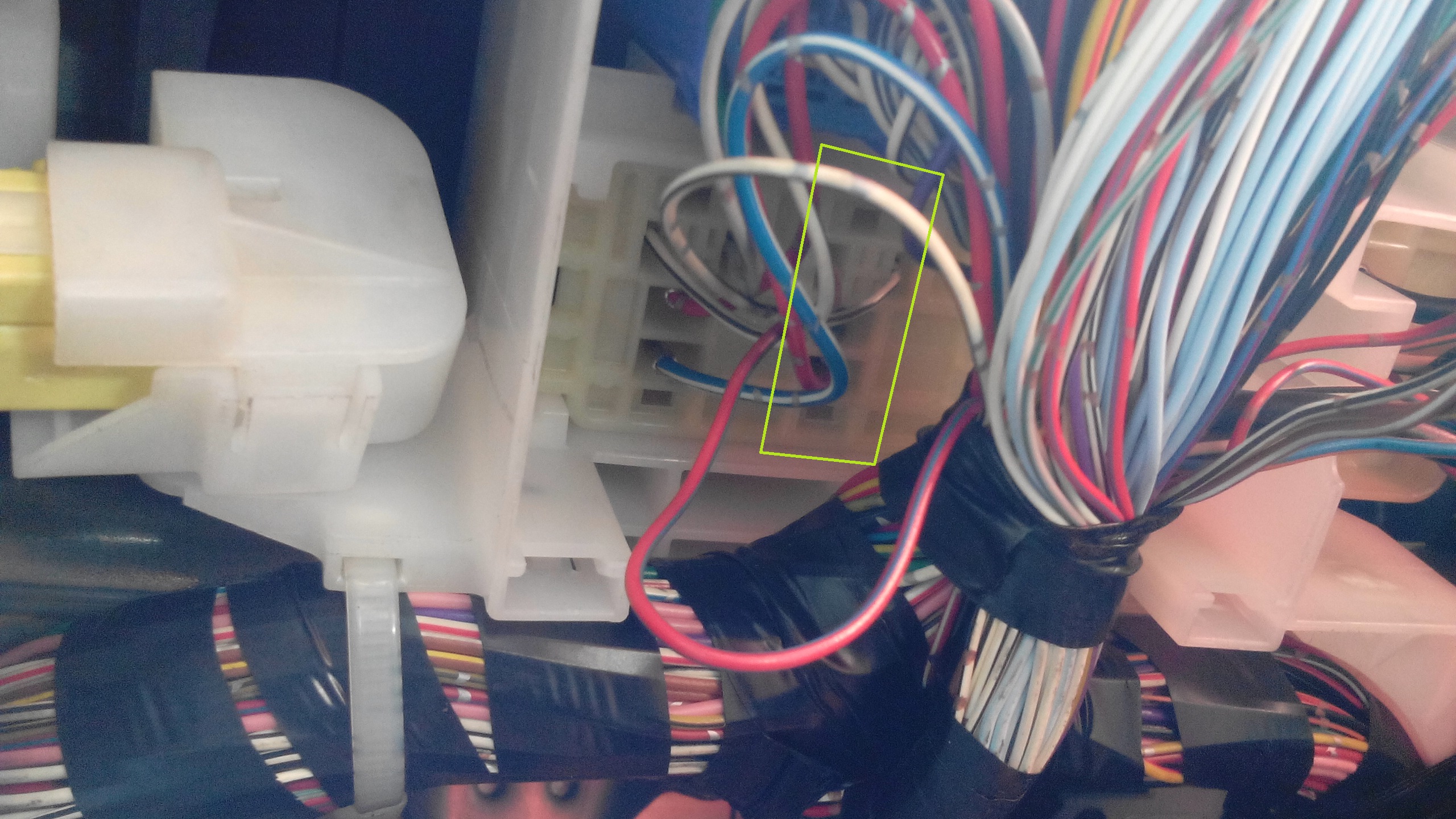 С жълтото е отбелязан кой е куплунга, а релето се слага отгоре, само да се види точното положение