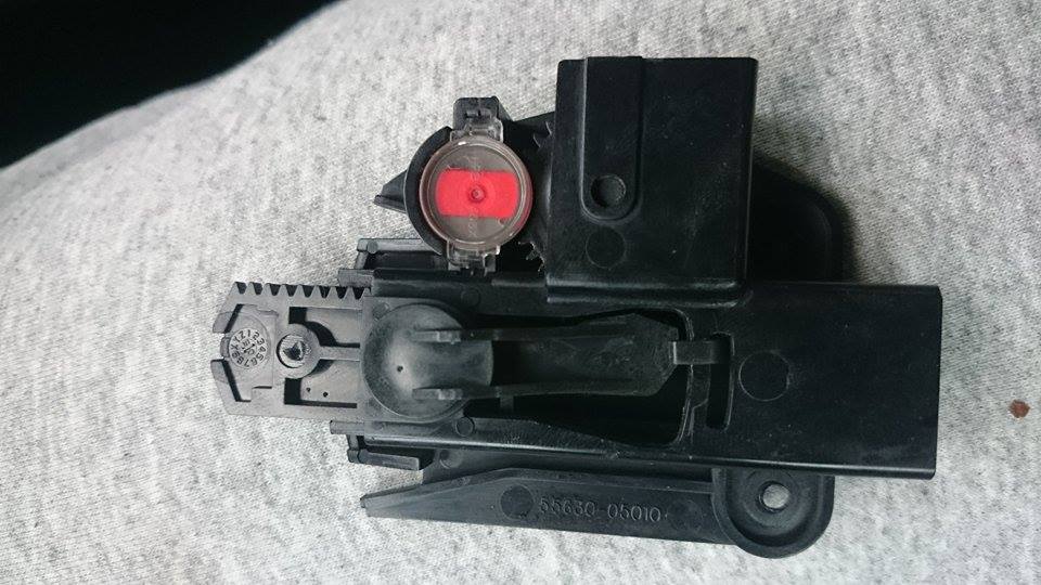 Това е целия механизъм който движи капачето, като гледам въпросните зъбни колела играят ролята единствено на амортисьор