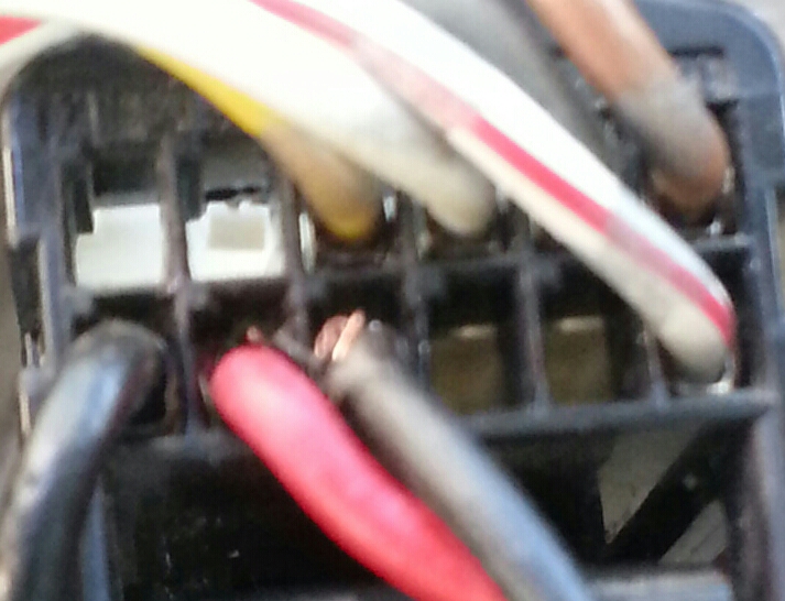 Тук ли слагам кабелите или като на снимката която ти си ми изпратил