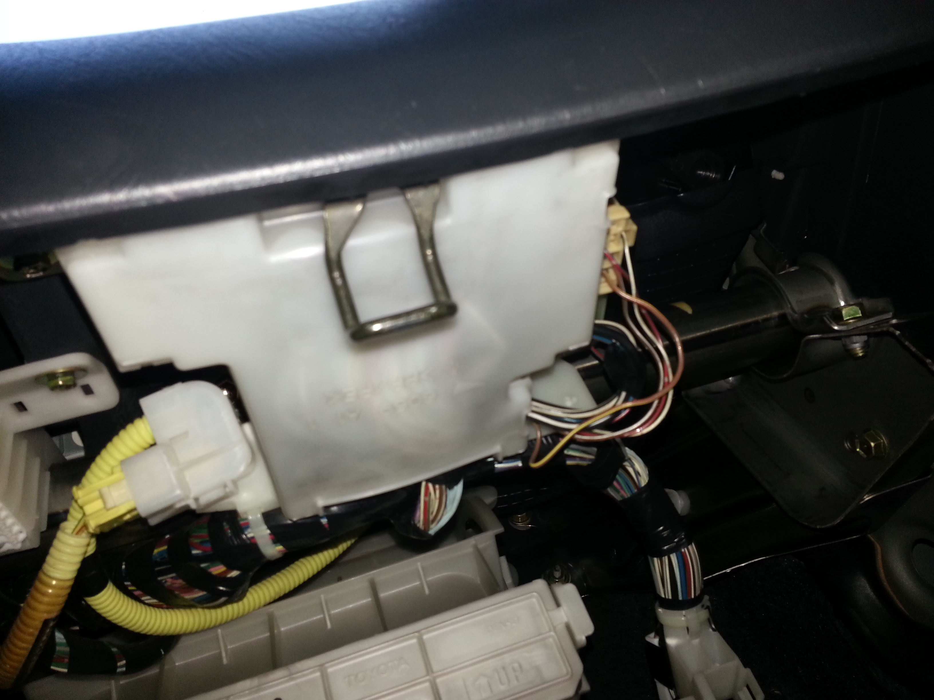 Снимка на блока с бяла капачка зад жабката