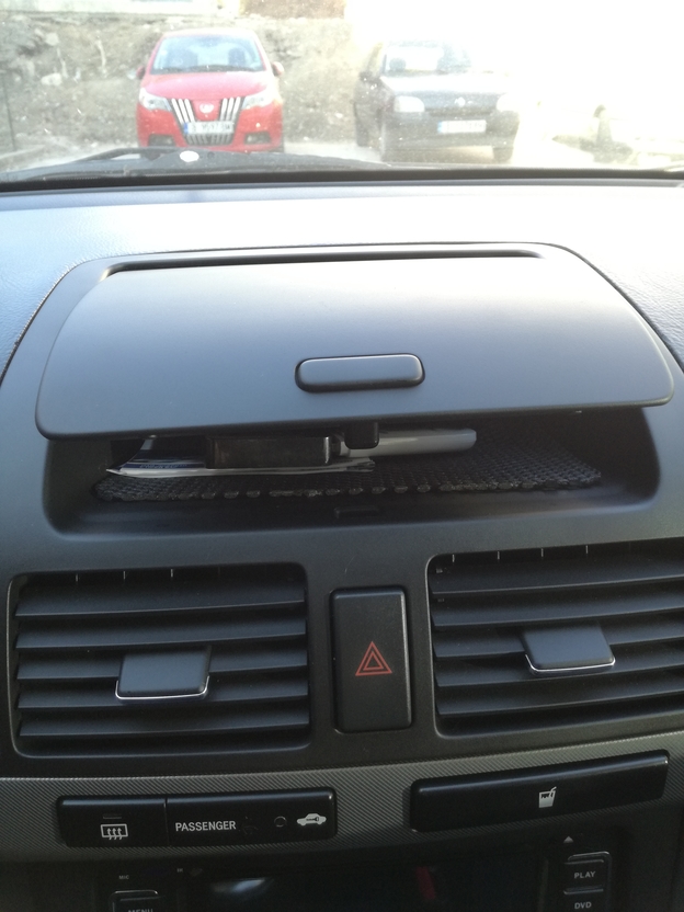 тук стои по средата