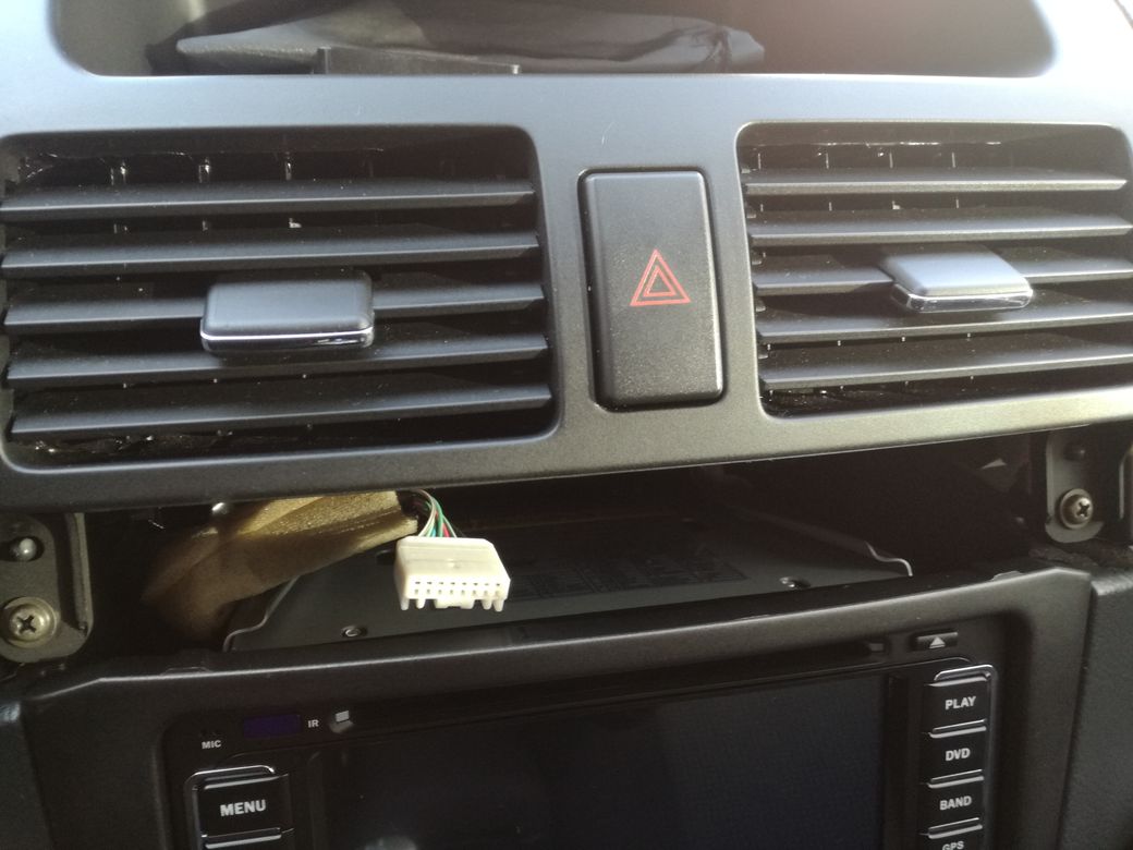 Разглабянето на лайсната не би затруднило никого и отвиването на двата винта закрепящи конзолата.