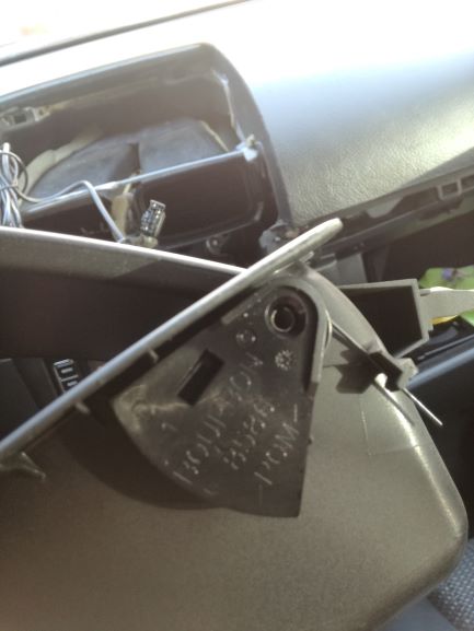 десния край механизмите са захванати посредством метални втулки които се набиват/избиват за да отворят закопчаващите зъби