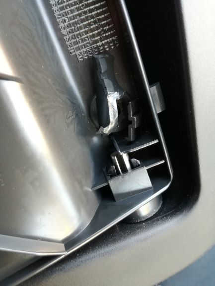 Тук се вижда закрепването и счупените парчета от левия край