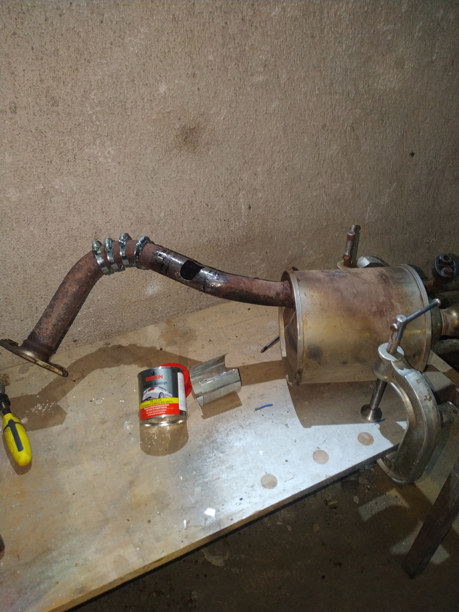 Ръждата е почистена и скобите са нанизани. Вижда се пастата която ще използвам за уплътнител.