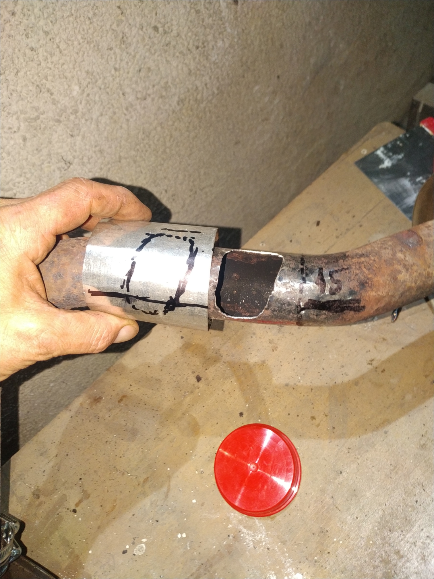 Тази ламаринка ще запуши дупката. Маркирах позицията на отвора и мястото където е бил окачвача.