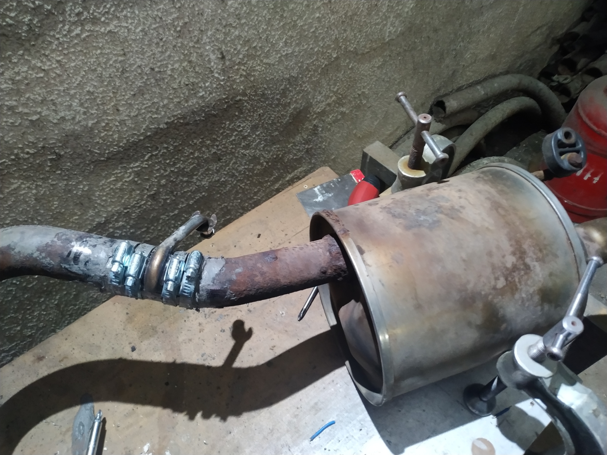 Ламаринката е позиционирана, скобите са стегнали окачвача - хрумна ми в момента в който стягах средните скоби.