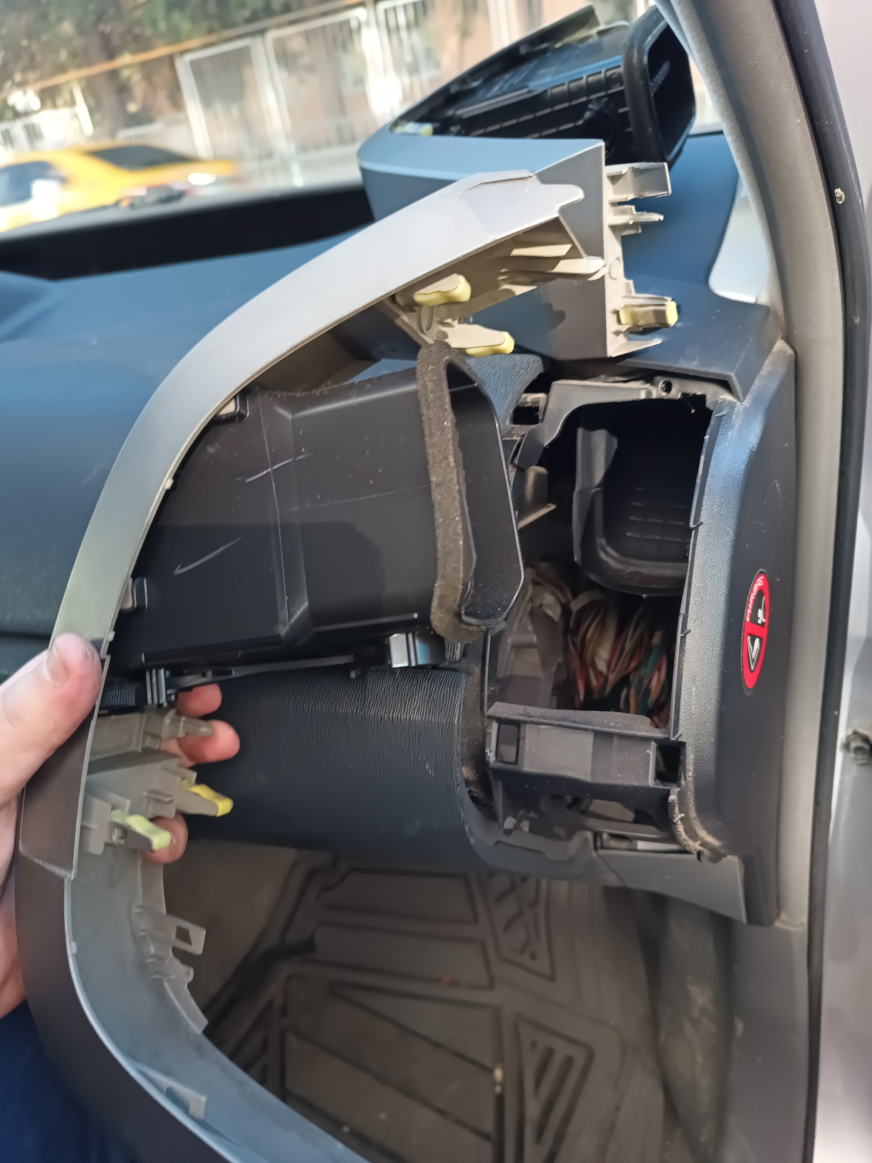 За демонтажа на горната жабка няма нужда от махане на съседните въздухопроводи, но реших да ги издърпам за свобода на работа. Вадят се директно назад, всички щипки са по посока.