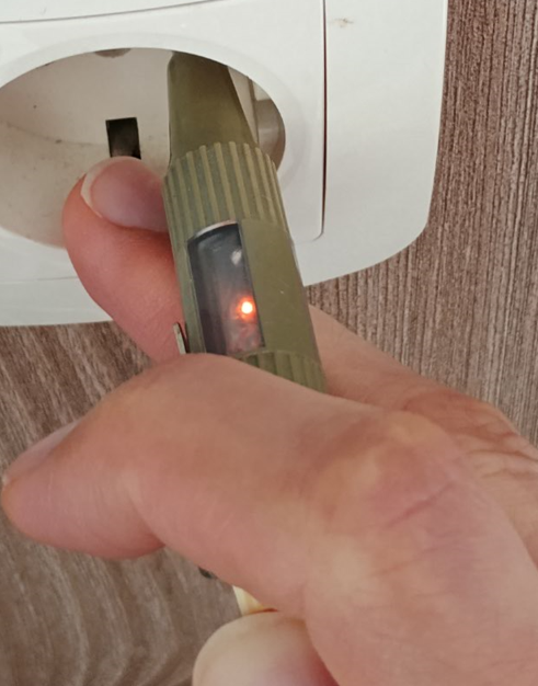 Фазомер във Фаза с натисната пъпка и клема Земя.png