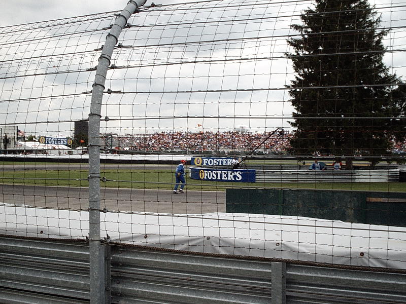 Edin ot stuardite vzima sma4kano 6i6e voda, hvurlento ot razqren fen na pistata, sled kato prez nego(6i6eto) mina Schumaher.