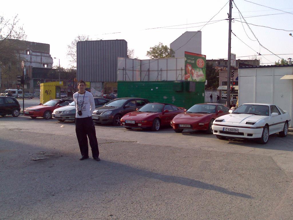 Милен гордо застанал малко след като ни поръси добре с камъни :) след показно колко добре работи Шпер-а на Супрата ...