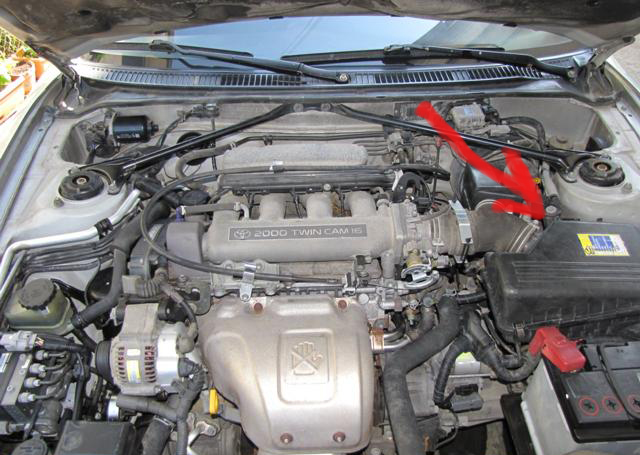 Намира се отзад на кутията :)