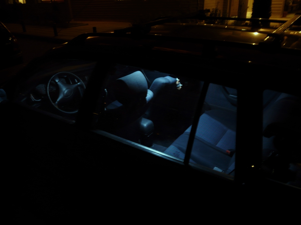 отвън ... леко замазано, всъщност е по-силно и по-бяло от колкото на снимката